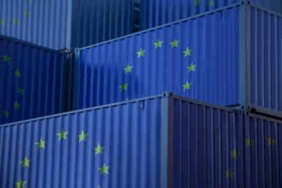 Εμπορευματοκιβώτια με σημαία της Ευρωπαϊκής Ένωσης στο λιμάνι