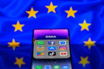 App-Symbole der Online-Plattformen Google, Facebook, LinkedIn, Amazon, Apple Store und TikTok werden auf einem Smartphone mit dem EU-Gesetz über den digitalen Markt (DMA) angezeigt