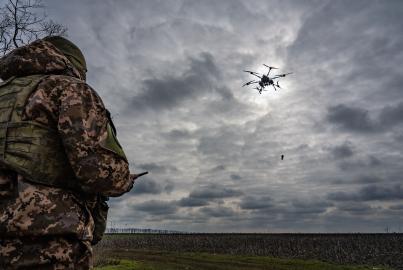 Militares ucranianos se entrenan con un gran dron de ataque